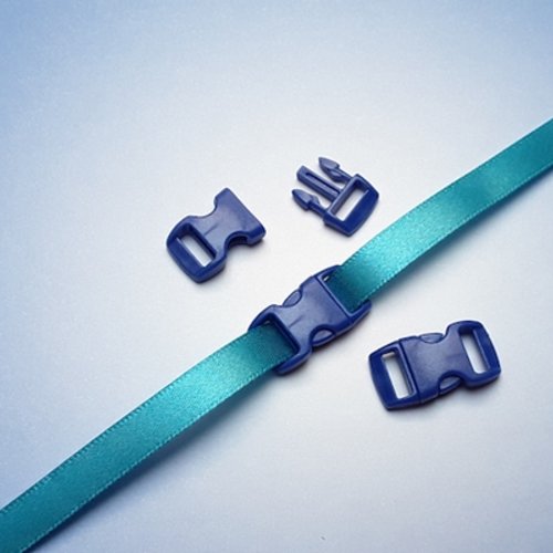 1 fermoir à clip bleu marine roi 28x15mm plastique rigide