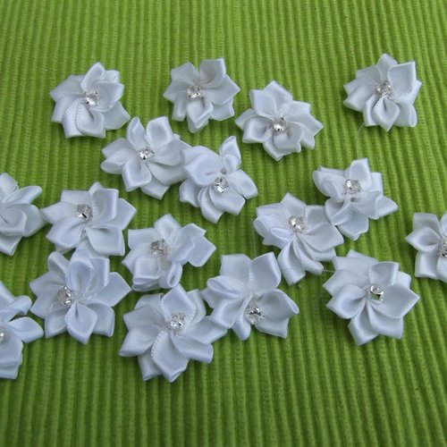 Lot de 4 fleurs blanches en satin avec strass central 3cm