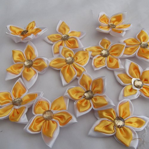 Lot de 3 fleurs jaunes blanches strass 6cm à 5 pétales double satin