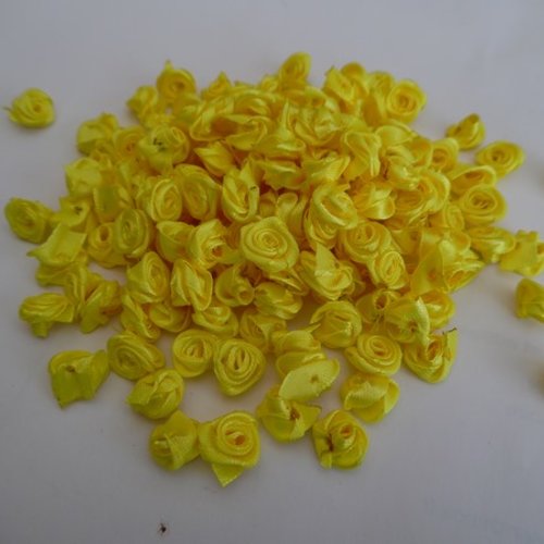  lot de 12 petites fleurs satin jaune 1cm à 1.5cm environ fait main