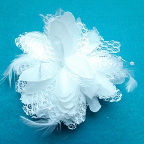 1 grosse fleur blanche 12cm plumes perles organza dentelle