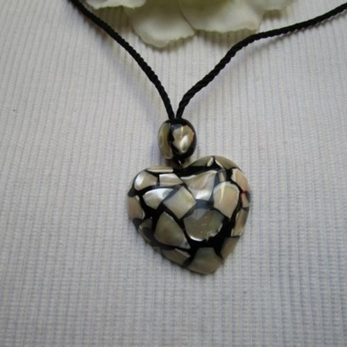 1 grand collier coeur 3.9x3.8cm en résine nacre