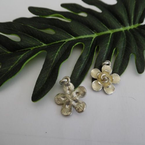 1 pendentif émaillé 2.6x1.8x0.5cm ivoire argenté 3 niveaux reflet paillette 