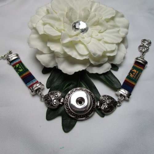 Support bracelet coeur rond 20cm ciselé tissus galon argent tibétain