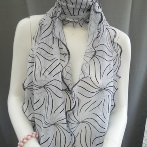 foulard blanc et noir souple à rebord bouclé noir argenté polyester 