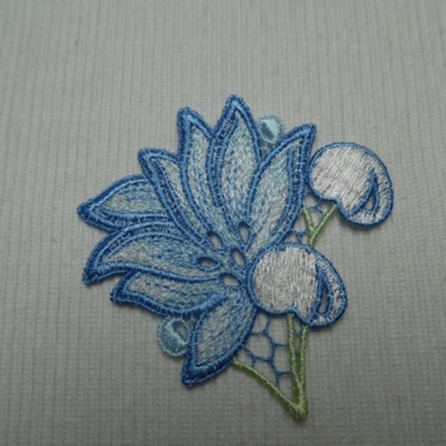  1 applique fleur bleu blanc 8.5x8.5cm guipure