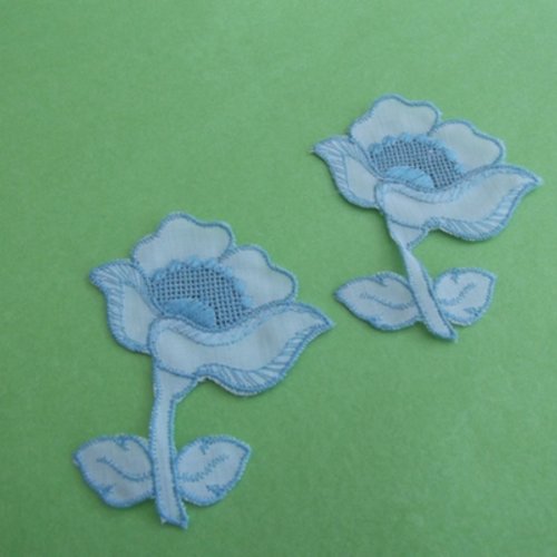 1 applique fleur bleue 7x5.5cm polyester fil