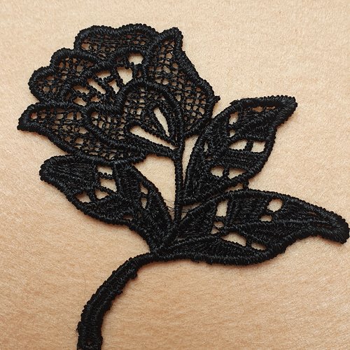 1 applique fleur noire 10x9cm guipure coton enduit