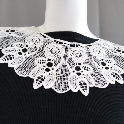 Plastron blanc guipure encolure coton enduit 30x40.5cm gpb45