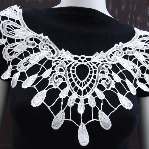 Plastron blanc guipure encolure coton enduit 34.5x17cm gpb22