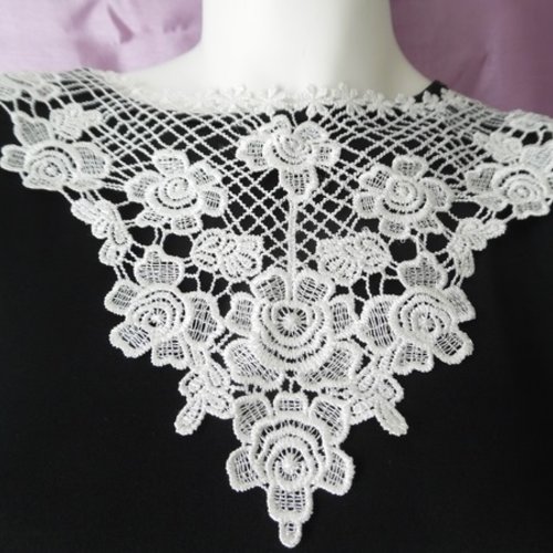 Plastron blanc guipure encolure coton enduit 33x30cm gpb3
