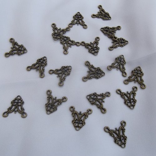 5 pendentifs connecteurs triangle ciselés 20x20mm bronze