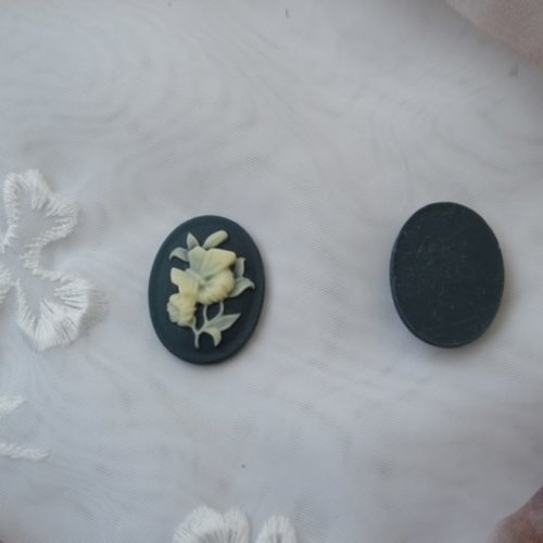 1 cabochon papillon sur fleur 30x22.5mm ivoire bleu marine résine