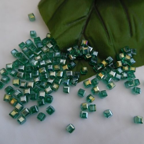 10 perles carrée à facette 4.5x4mm verre vert à reflet ab