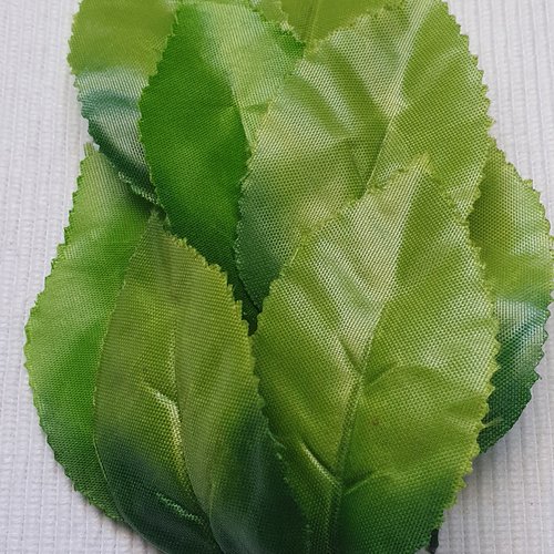50 feuilles d'arbre en tissus satiné verte 70x40mm