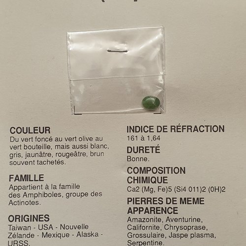 Pierre de gemme jade néphrite verte ovale 8x6.4mm