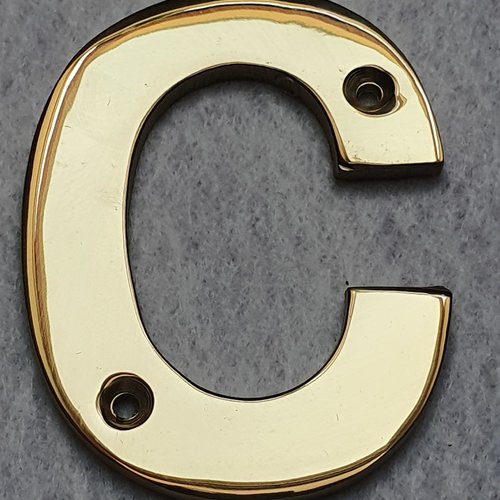 Lettre c en laiton 75x55mm à 2 trous très lourd