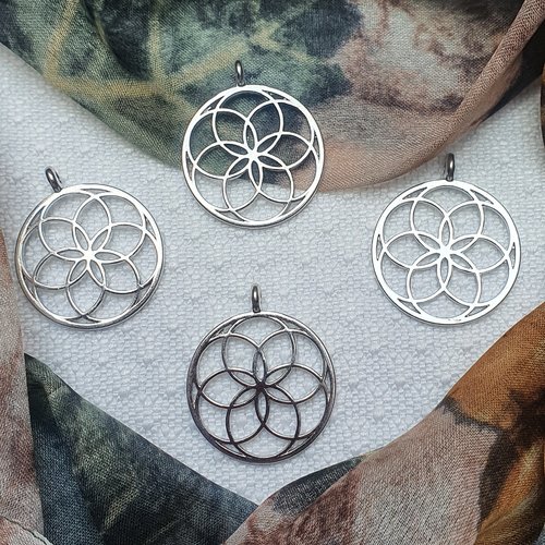 1 pendentif rond fleur ajouré 35.4x30mm strass argenté