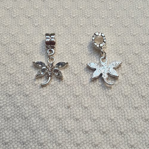 1 breloque libellule blanche sur bélière 31x20mm