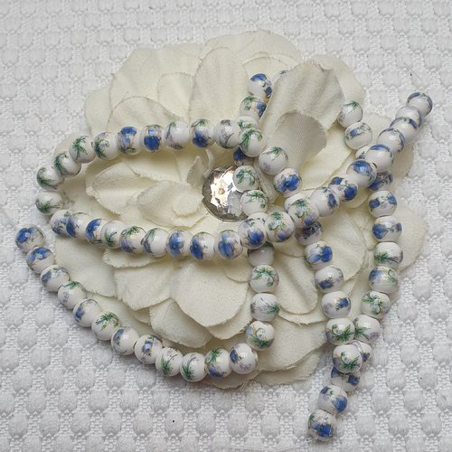 5 perles ronde fleur bleue 8x8mm céramique bleue blanche trou 2mm