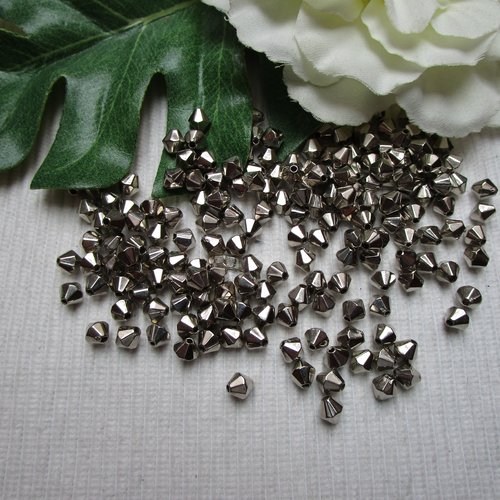 25 perles toupie cône à facette 6x6mm acrylique trou de 1.4mm