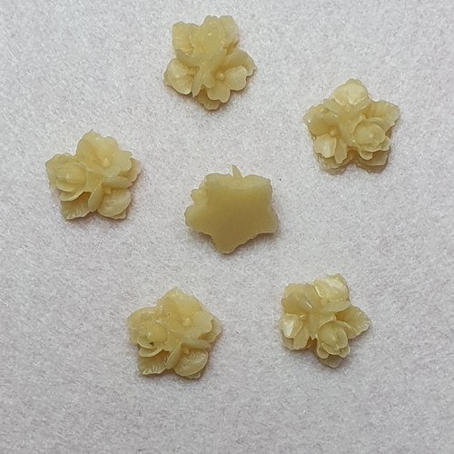 1 cabochon fleur beige écru 16x16mm résine épaisseur 8mm