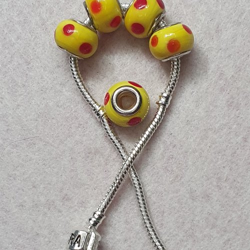 1 perle charm jaune à pois bleu 14x10.5mm verre