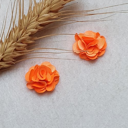 2 fleurs orange  20mm approx tissu satin
