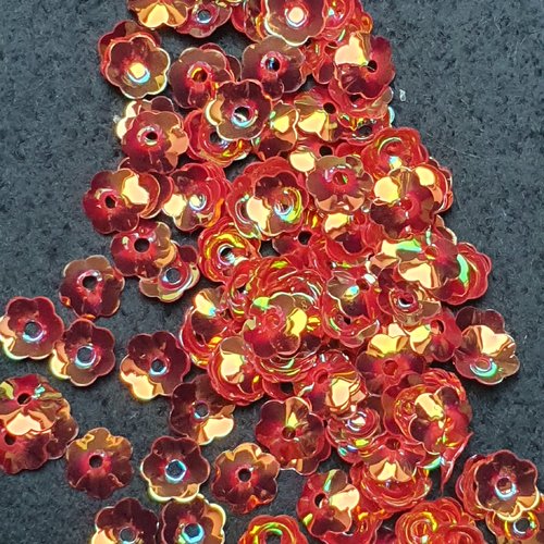 95 embellissements fleur rouge doré  reflet 8mm sequin à coudre ou déco de table