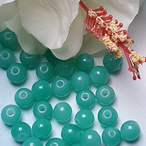 10 perles jade ton vert clair 8x7.5mm trou de 1.5mm. n°69