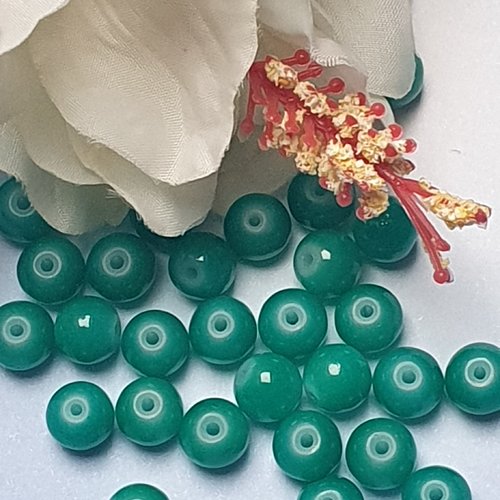 10 perles jade ton vert 8x7.5mm trou de 1.5mm. n°70