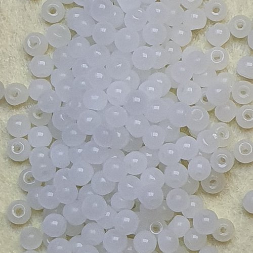 50 perles jade ton blanc 4.5x4mm trou de 0.7mm. n°85