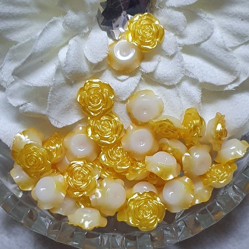 3 cabochons fleur jaune foncé nacrée 12mm résine