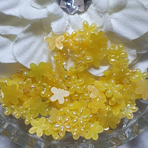 10 cabochons fleur jaune reflet nacrée 10mm résine