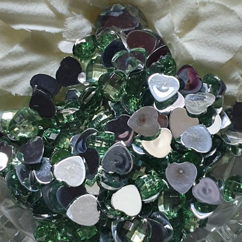 10 cabochons coeur à facette vert clair 10mm acrylique