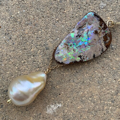 Pendentif en or 18 ct, 1 perle des mers du sud ( gold ) et opale boulder d'australie