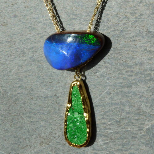 Collier/pendentif or 18 ct avec 1 opale boulder d'australie et 1 uvarovite