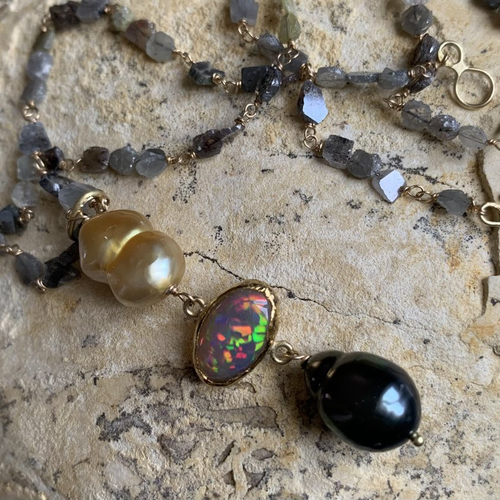 Collier/pendentif, or 18 et 24 ct, diamants tranchées, 1 opale d'ethiopie, 1 perle noir de tahiti, 1 perle gold des mers du sud