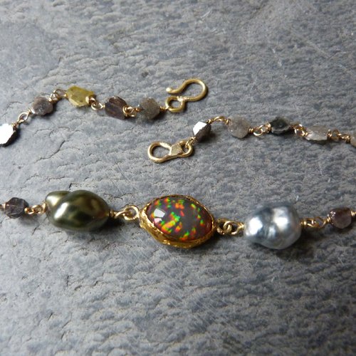 Bracelet or 18 et 24 ct, diamants tranchées, opale d'ethiopie, 2 perles keishi des mers du sud
