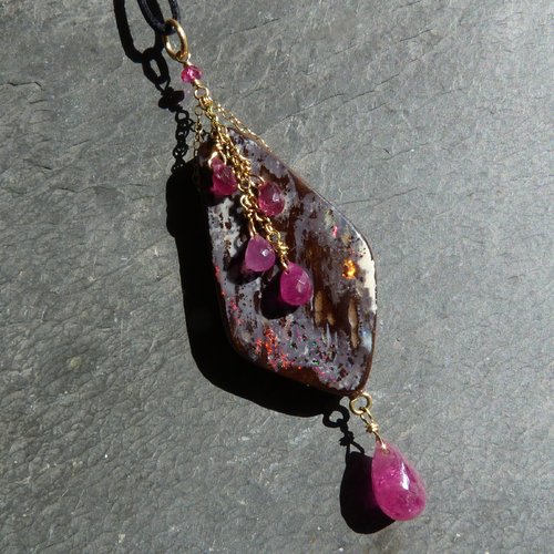 Pendentif, or 18 ct, 1 opale boulder d'australie, rubis, spinelle