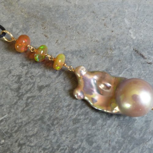 Pendentif en or 18 ct, 1 perle baroque d'eau douce et opales d'ethiopie