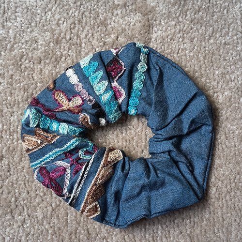 Maxi chouchou en jeans brodé