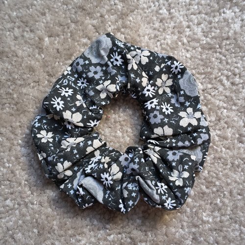 Chouchou gris fleurie