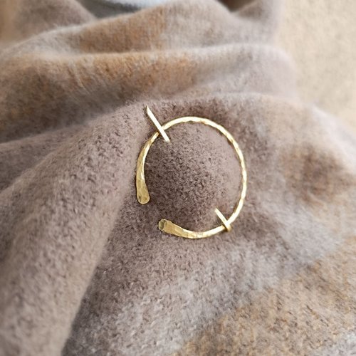 Broche fibule ronde en laiton 4,5 cm – fibule celtique martelée – épingle pour châle et tricot