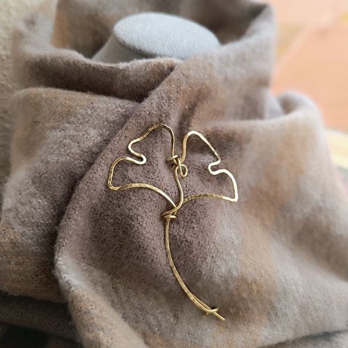 Broche fibule feuille de ginkgo en laiton – 8,5 × 6,5 cm – bijou pour châle et maille