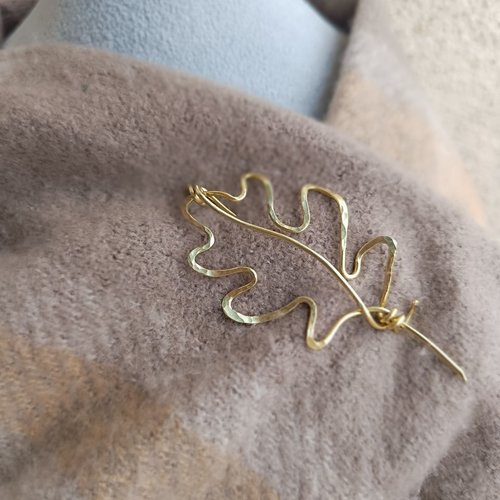 Broche feuille de chêne en laiton 8,5 × 5 cm – épingle pour châle, écharpe et maille – bijou nature