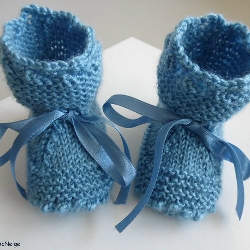 Chaussons bebe 1mois tricotes main, coloris bleu, bb garcon, tricot-bebe-laine, crans laine calinou, sur commande