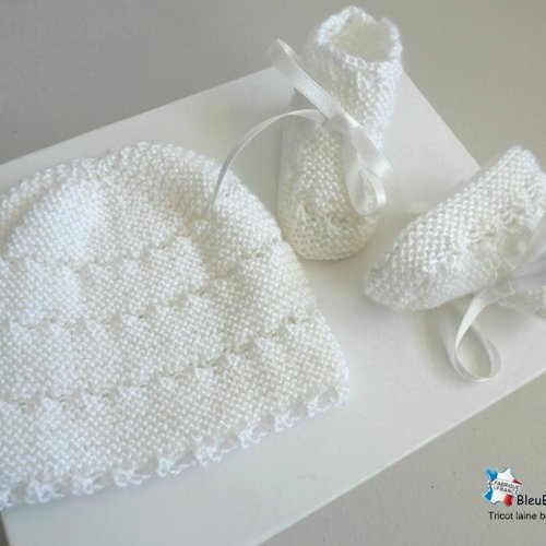 Bonnet bebe et chaussons, 1 mois mixte, duo blanc lait rayé astra, tricote main, tricot bb, layette, modèle sur commande