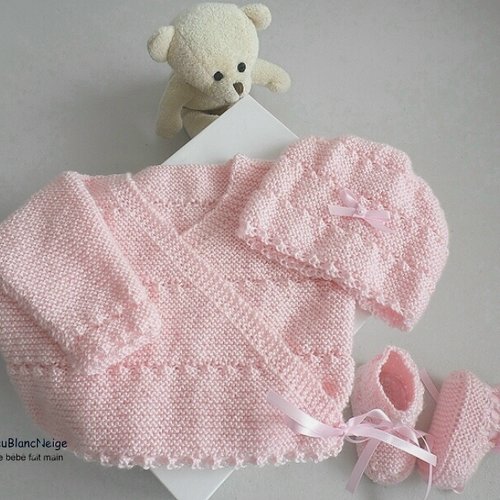 Ensemble naissance, brassière croisée, rose, fille, bonnet et chaussons, ruban rose, tricot bebe sur commande