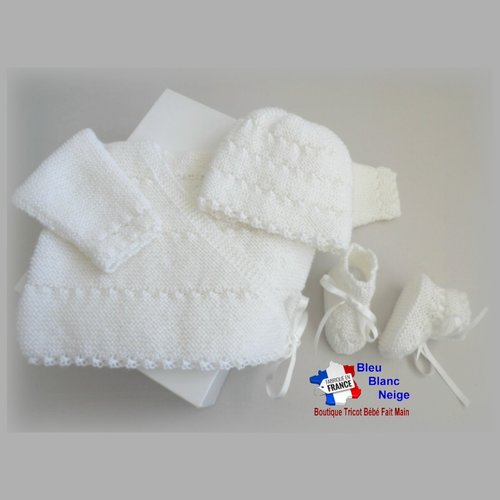 Ensemble 1  mois, brassière croisée, lait, mixte, bonnet et chaussons, ruban ecru clair, tricot bebe, layette bb, modèle sur commande